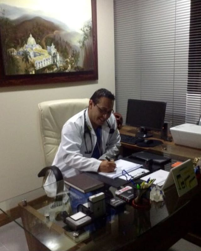 Dr. Andrés Vaca Navarrete en su consultorio